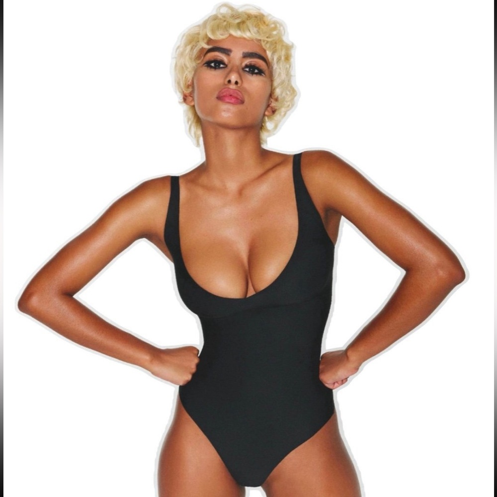 SKIMS *NWT BODY UNLINED PLUNGE THONG BODYSUIT | COLOR: ONYX